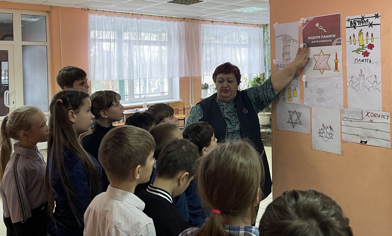 Выставка рисунков «Память жива»..