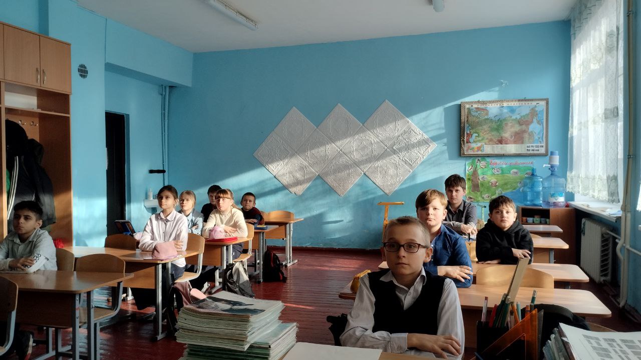 Обучающиеся школы на занятиях курса.
